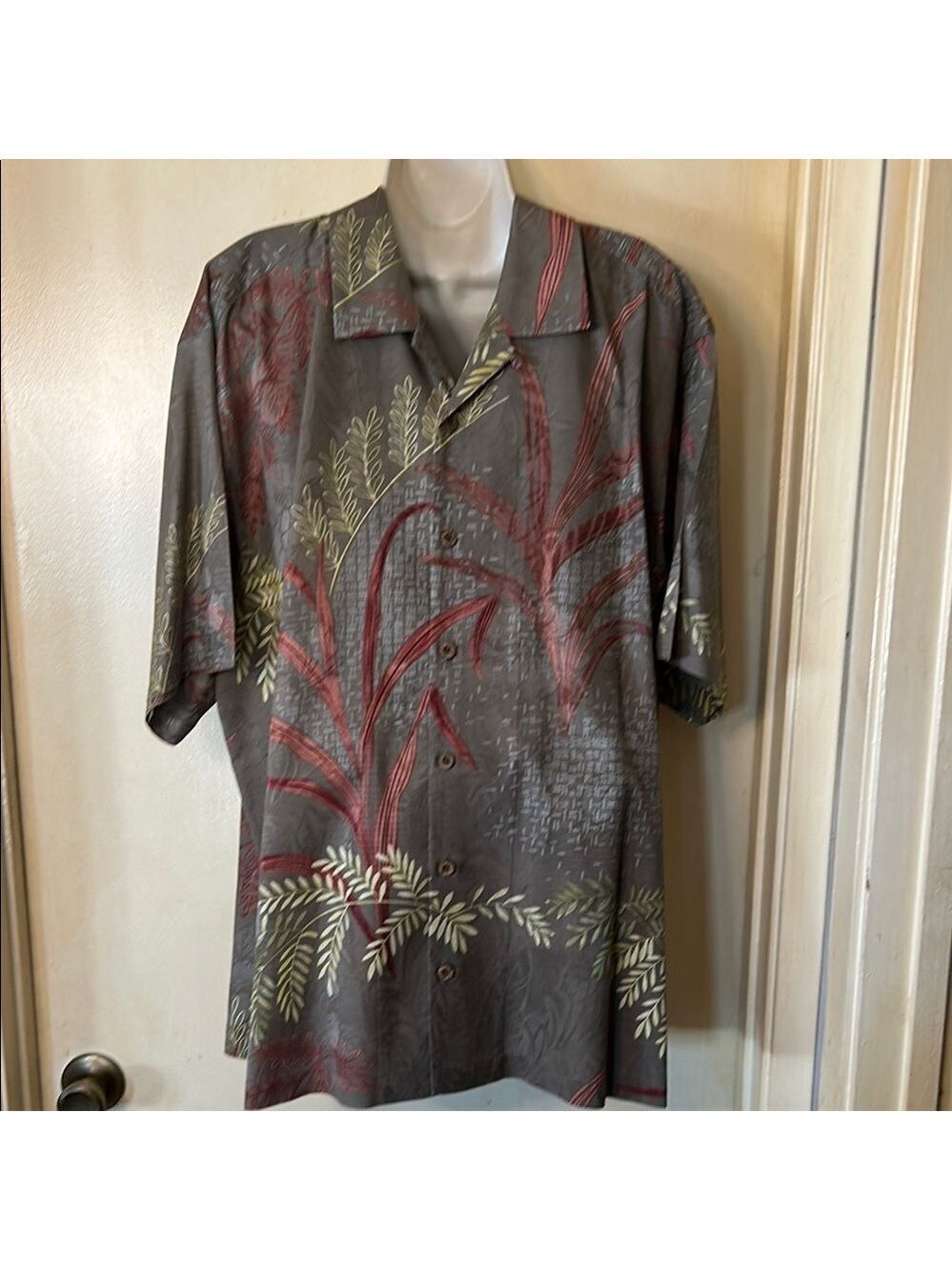 Tommy Bahama Silk Men’s Gray and Red Aloha Casual Button Down Shirt size XL